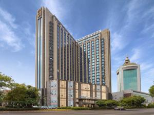 晋江凯里亚德酒店(泉州晋江国际机场店)的一座大型建筑,两座高楼