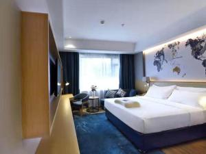 长沙凯里亚德酒店 (长沙芙蓉广场地铁站店)的酒店客房设有一张大床和一台电视。