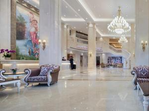 Longnan维也纳国际酒店赣州龙南迎宾大道店的大楼内带椅子和吊灯的大堂