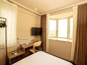 扬州锦江之星品尚(扬州瘦西湖四望亭路店)的酒店客房设有床和窗户。