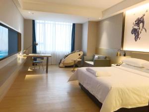 博罗凯里亚德酒店(惠州博罗园洲店)的酒店客房设有一张大床和一张书桌。