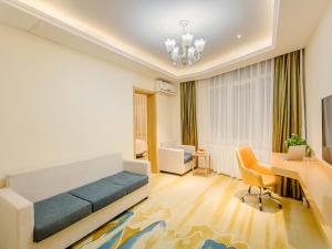 牡丹江维也纳智好酒店牡丹江火车站步行街店的一间卧室配有一张床、一张桌子和一张书桌。