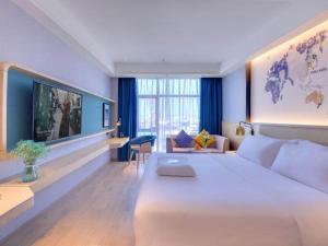 萍乡凯里亚德酒店(萍乡万龙湾店)的卧室配有一张白色大床