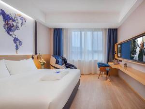 泾县凯里亚德酒店(泾县店)的酒店客房设有一张大床和一台电视。