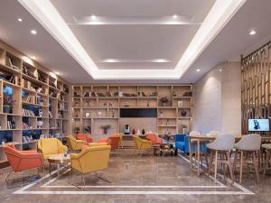 海口凯里亚德酒店(海口保税区店)的图书馆,有五颜六色的桌椅和书架