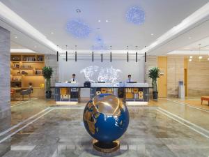 亳州凯里亚德酒店(亳州万达广场店)的中间有一个大蓝色球的大堂
