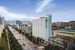 Jiangning白玉兰南京航空航天大学胜太西路酒店的享有拥有建筑和高速公路的城市美景