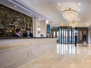 满洲里维也纳智好酒店内蒙古满洲里中苏金街店的两人站在酒店大堂的酒吧