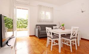 尼亚卢卡Apartman Žuvela的客厅配有白色的桌子和椅子