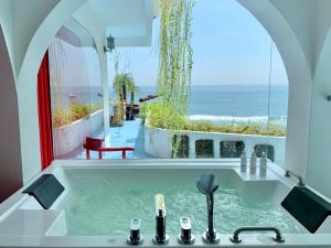 乌鲁瓦图莫拉比托艺术克里夫别墅的海景浴室设有水槽