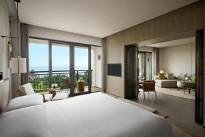 三亚三亚亚龙湾万豪度假酒店（2020年焕新升级·C位海景）的一间卧室设有一张床和一间客厅。
