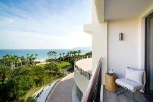 三亚三亚亚龙湾万豪度假酒店（2020年焕新升级·C位海景）的阳台配有椅子,俯瞰着大海