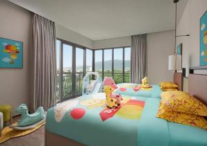 三亚三亚亚龙湾万豪度假酒店（2020年焕新升级·C位海景）的儿童卧室,配有带玩具的床