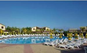 坎波菲利斯·迪·罗切Casa vacanza DF con piscina的度假村内带白色躺椅的大型游泳池