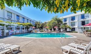 贝尔蒙旧金山6号汽车旅馆 - 红木城的一座带椅子的游泳池以及一座建筑