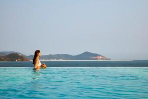 三亚三亚山海天大酒店，傲途格精选（万豪国际旗下酒店）的坐在海洋水中的女人