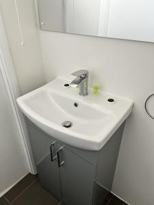 梅布尔索普Deluxe Holiday Chalet的浴室设有白色水槽和镜子