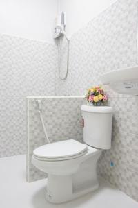 Ban Tao PunTonsoi Hathairat的白色的浴室,配有带花盆的卫生间