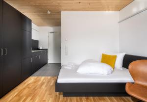 AussersiggamSimotel的一间小卧室,配有一张床和一把椅子