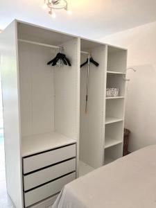 乌尔比诺Il Glicine - Monolocale a due passi dal centro的卧室配有带床铺的白色衣柜