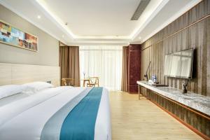 深圳深圳中天美景大酒店(宝安国际机场西乡地铁站店)的一间卧室设有一张大床和一个水槽