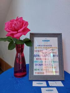 佩斯塔尼PS Apartments - Peshtani的一张红花瓶,画上旁边是粉红色的玫瑰