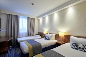 斯特拉斯堡斯特拉斯堡中心智选假日酒店的酒店客房配有两张床和一张书桌