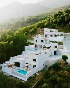 帕尔加Merelia Exclusive Villas的白色房子的空中景色