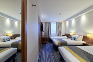 斯特拉斯堡斯特拉斯堡中心智选假日酒店的酒店客房设有三张床和走廊