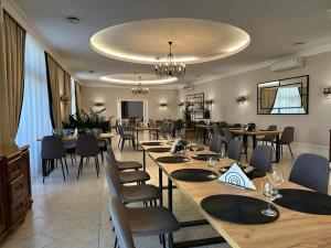 华沙姆鲁福卡会议中心公寓式酒店的大型用餐室配有桌椅