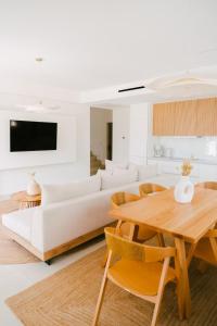 帕尔加Merelia Exclusive Villas的客厅配有白色的沙发和桌子