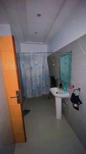阿加迪尔Riad dar salam的一间带水槽和淋浴帘的浴室