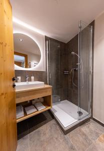 萨尔巴赫福斯塔尔公寓的一间带水槽和淋浴的浴室