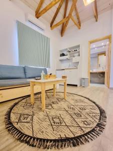 利迈纳里亚Votsalo Cozy Apartments的客厅配有桌子和沙发