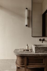 瓦尔特西尼科MANNA的一间带水槽和镜子的浴室
