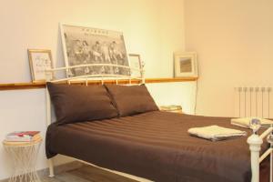 CarstairsLavish 2 bed sleeps 5 near Lanark的卧室配有一张壁挂式海报的床