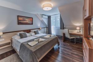 凯斯特海伊托卡耶尔康体酒店的配有一张床和一张书桌的酒店客房