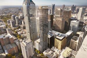 墨尔本Meriton Suites King Street Melbourne的城市空中景观高楼