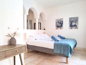 科拉雷侯Villas Veaco Bahiazul with private pool的白色卧室配有床和桌子