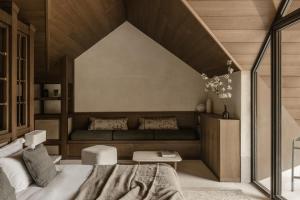 瓦尔特西尼科MANNA的一间卧室配有一张床和一张沙发