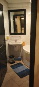 马拉喀什appartement a Marrakech的浴室配有卫生间、盥洗盆和浴缸。
