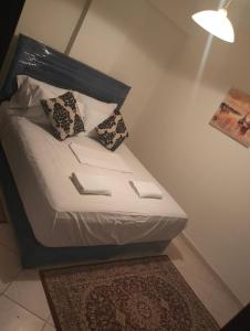 马拉喀什appartement a Marrakech的一张小床,里面配有枕头