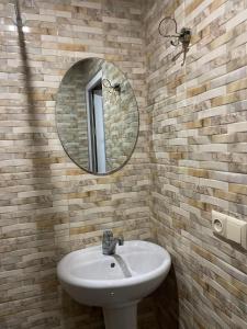 科布列季Welcome to Kobuleti的一间带水槽和镜子的浴室