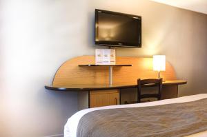 布尔日瑞斯托诺沃布尔日设计酒店的酒店客房设有一张桌子、一台电视和一张床
