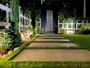 Sheikh Zayedشقه فندقية بالشيخ زايد的花园中一条带蓝色门的走道