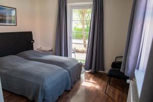 OnsbjergNordgården Pension的一间卧室设有一张床和一个大窗户