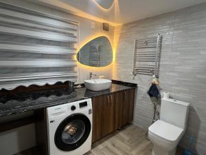 查克维Lisa's Villa in Chakvi的一间带洗衣机和水槽的浴室