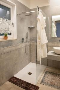 塔兰托San Nicolicchio - Luxury Guest House的带淋浴和盥洗盆的浴室