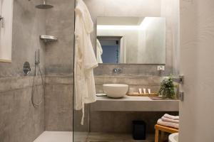 塔兰托San Nicolicchio - Luxury Guest House的带淋浴、盥洗盆和镜子的浴室