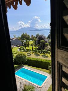 莱萨VSC Apartment - Appartamento in villa storica vista lago e piscina的从窗户可欣赏到游泳池的景色